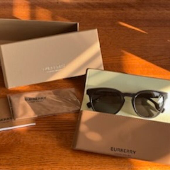 BURBERRY London England Sunglasses - Picture 1 of 7